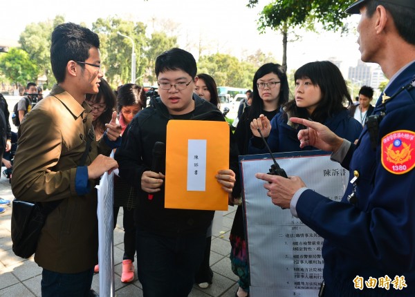 慈湖潑漆案的獨派青年在監察院前召開記者會，質疑桃園市檢警嚴重違反司法實務慣例、比例原則，即執行大規模拘提。（記者王藝菘攝）
