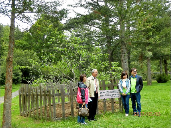 去年宜蘭東區扶輪社造訪牛頓蘋果樹。（武陵農場提供）