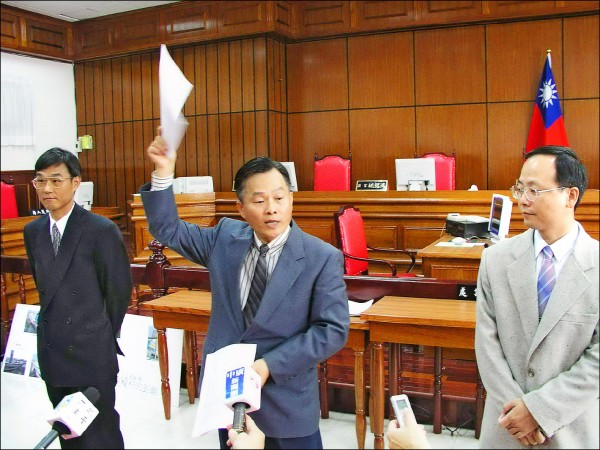 前法官陳鴻斌（中）性騷擾女助理案從免職改判罰薪，引發社會爭議。（資料照，記者攝）