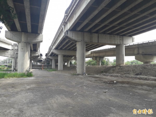 竹市滑板公園將設置於橋墩下，可有效阻擋夏日豔陽，滑板迷即使在盛夏也能盡情使用。（記者蔡彰盛攝）