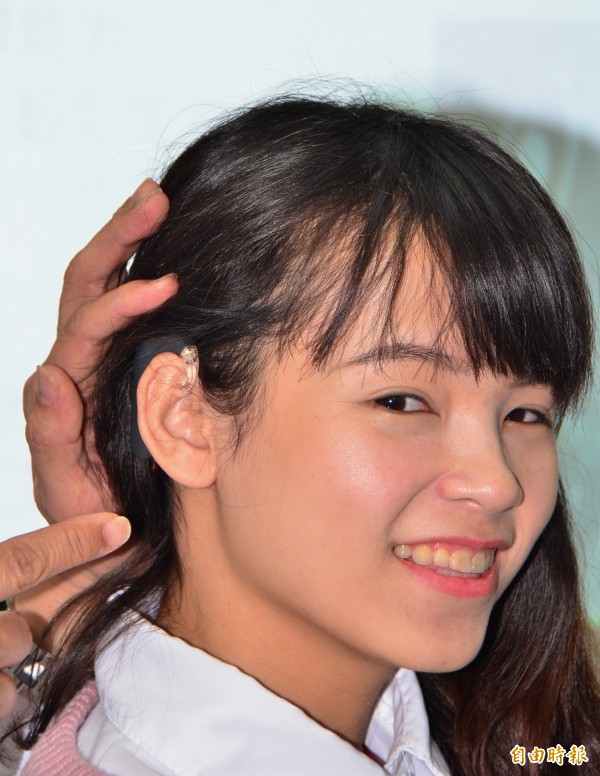顏翠亭去年在接受右側人工電子耳手術。（記者吳俊鋒攝）