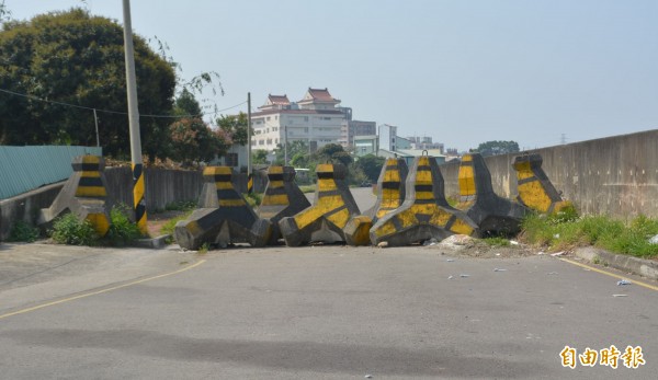 太平環太東路在溪洲橋到欣豐橋間路段至今未開放，路中央並放置消波塊，立委何欣純爭取中央補助改善道路品質，希望明年就能開放通行。（記者陳建志攝）