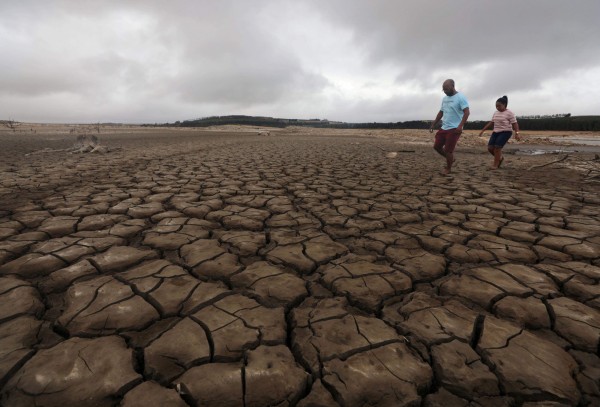 南非第二大城開普頓，連續三年飽受乾旱所苦，今天南非政府宣布，將乾旱列為國家災難，全力將資源運用於抗和救災。（路透）