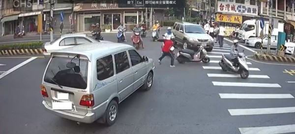 枋寮水底寮路口又再發生離奇車禍。（記者陳彥廷翻攝）