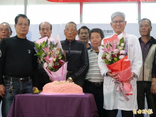 百歲人瑞楊州（中間捧花者）抗癌成功，慶祝百歲生日。（記者張軒哲攝）