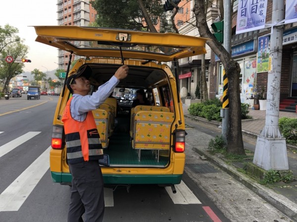 新北市教育局稽查學童專車，重點放在安全門是否能正常開啟、滅火器是否於有效期限內等。（教育局提供）