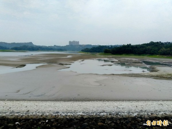 近期降雨偏少，仁義潭水庫的東側露出乾涸潭底。（記者曾迺強攝）