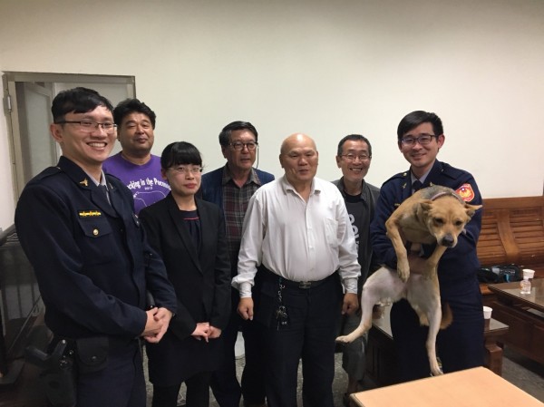 警犬「妹妹」被合照，臉臭到不行還加上低吼，但日籍旅客覺得很可愛。（記者王捷翻攝）