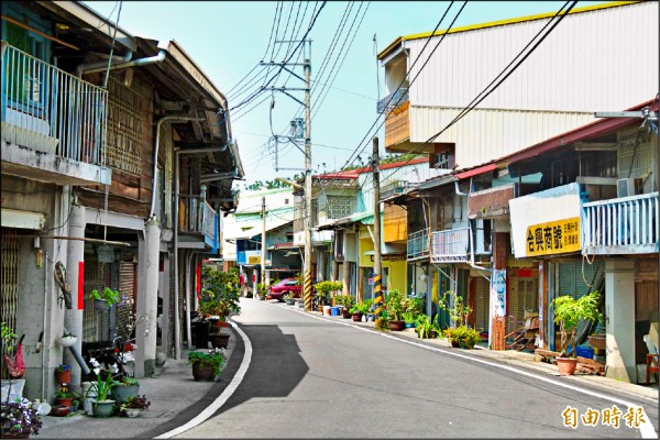 竹崎鄉水道頭老街繁華落盡，檜木建築有待保護。（記者蔡宗勳攝）