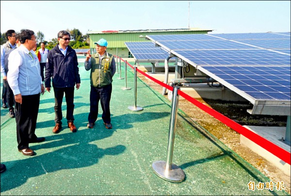 桃園市長鄭文燦（左）現勘新屋區後庄掩埋場設置太陽光電容量的運轉成果。（記者李容萍攝）