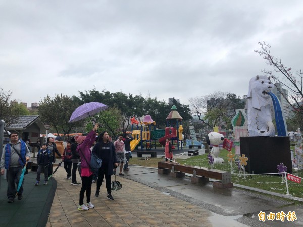 明天（15日）有鋒面靠近，水氣增多，中午過後台南地區降雨機率會提高，有短暫陣雨或雷雨發生的機會，外出請攜帶雨具備用。（資料照）
