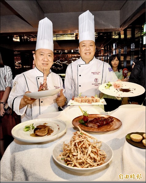 君品酒店「頤宮」中餐廳主廚陳偉強（右）、陳泰榮（左）摘下米其林三星。
（記者羅沛德攝）