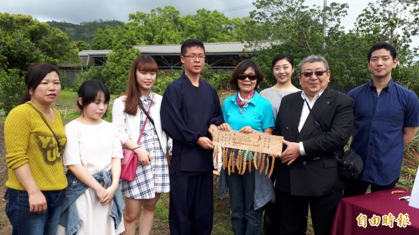台東林管處長劉瓊蓮（右四）贈小米紀念品給日本師生。（記者黃明堂攝）