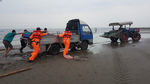 又是忘情看海，小貨車受困沙灘變「卡車」。（第三岸巡總隊提供）