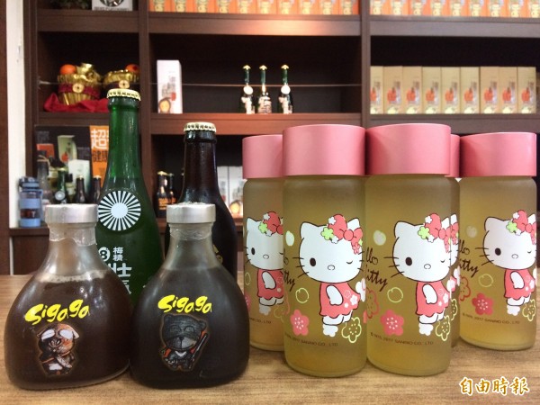 信義鄉農會梅子夢工廠梅汁商品推出Hello Kitty款，可愛又粉嫩的包裝，成為今年梅汁商品金雞母。（記者劉濱銓攝）