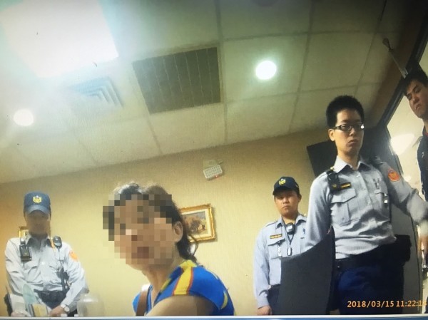 江姓女子差點被「洋男友」騙走8萬多元，警方出動8名警力才阻止她，不過她還酸警英文能力要加強。（記者王捷翻攝）