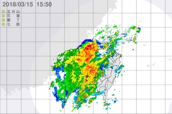 根據中央氣象局的雷達回波圖顯示，旺盛對流已接觸西部，西半部下班時間恐出現雷雨天氣。（圖擷取自中央氣象局）
