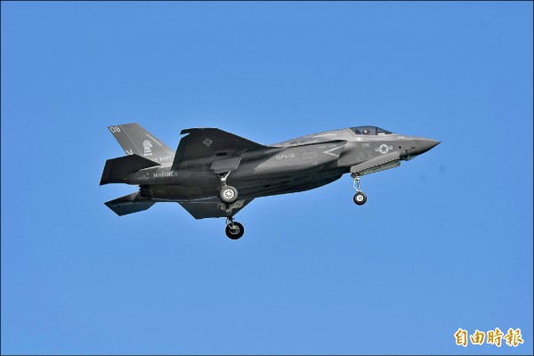 國防部長嚴德發昨在立院指出，F-35戰機符合國軍需求但未列入對美採購清單。圖為駐日本沖繩美軍所使用的F-35B戰機。（記者游太郎攝）