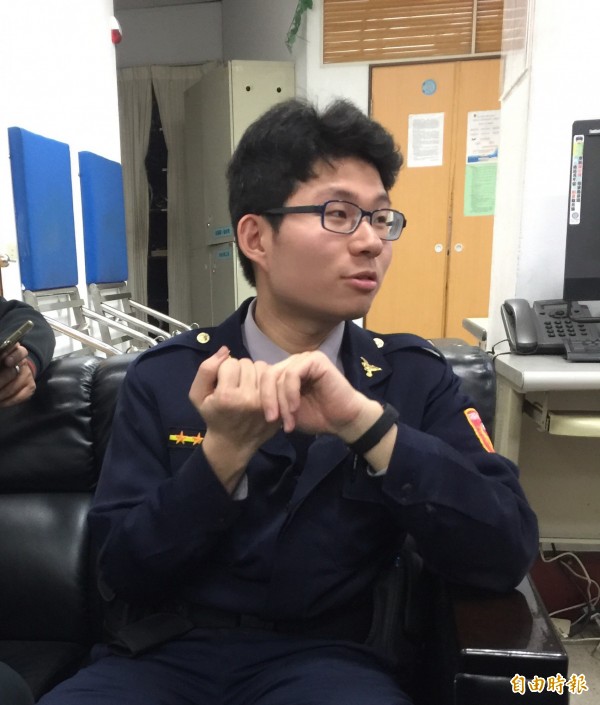 台北市大同警分局建成派出所警員邱聖展，因為他的細心，努力調到陳同佳獨自離開的影像，也成為港警讓陳嫌認罪的關鍵。（記者陳恩惠攝）