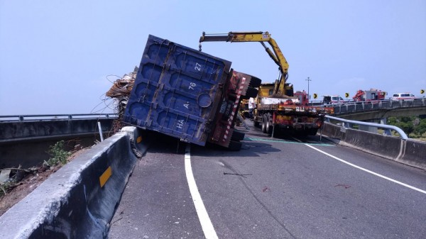 中山高速公路發生貨車翻覆意外。（記者林宜樟翻攝）