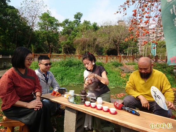 春日茶會將在巴克禮公園登場，主辦單位今日先上茶宣傳。（記者洪瑞琴攝）