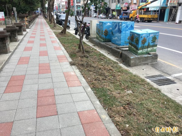 水萍塭公園人行道樹穴擴大改善。（記者洪瑞琴攝）