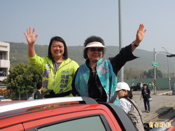 陳菊上午陪同左楠區市議員參選人黃偵琳以車隊掃街。（記者王榮祥攝）