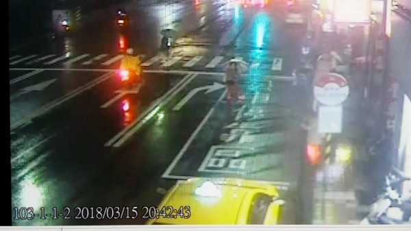 24歲張姓騎士行經基隆市忠四路、孝一路口時，未禮讓走在忠四路上的88歲陳姓老翁；陳翁被撞2天後不治。（記者林嘉東翻攝）