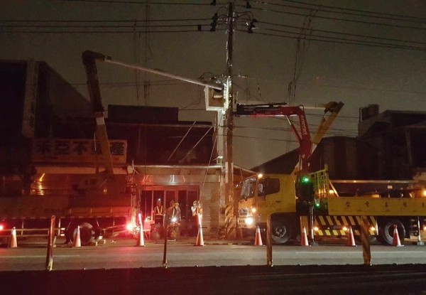 台電緊急昨晚搶修大園中正東路被撞斷的電桿，附近無預警大停電，民眾罵翻。（民眾提供）
