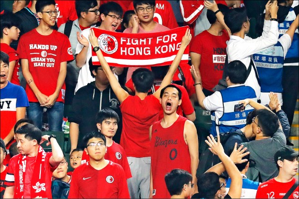 二○一九年亞洲足球聯盟亞洲盃（AFC Asian Cup）外圍賽去年十一月十四日於香港舉行，由香港隊與黎巴嫩隊對戰，開賽前現場揚起中國國歌，準備觀戰的香港足球迷瞬時噓聲四起。（美聯社檔案照）