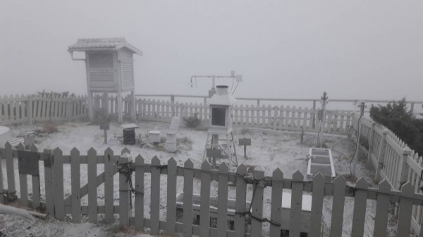 氣象局指出，下週不僅有鋒面，還可能為玉山帶來降雪。圖為玉山雪景資料照。（氣象局提供）