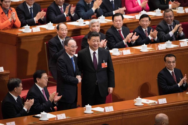 中國全國人大會議把習近平留在國家主席和國家軍委主席座上，也只少一票地把盟友王岐山送上國家副主席寶座。（法新社）