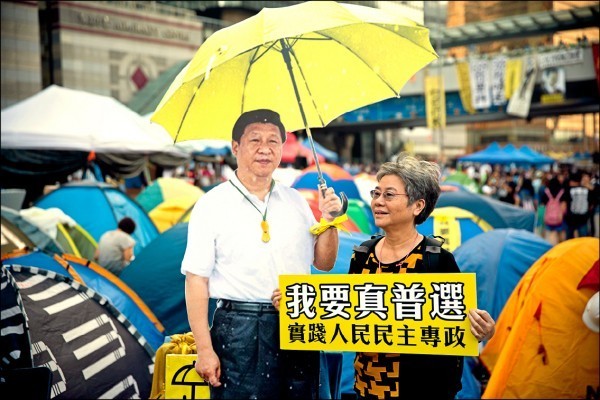 當北京違背其香港特首人選將開放給更廣泛在地居民代表提名的承諾時，這些運動人士從台灣的「太陽花運動」獲得啟發，在「雨傘運動」中湧上街頭。（彭博檔案照）