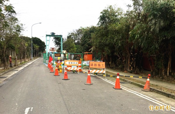 「中壢污水下水道BOT」計畫施工在市區道路上施作，網狀分布在各個大街小巷。（記者李容萍攝）