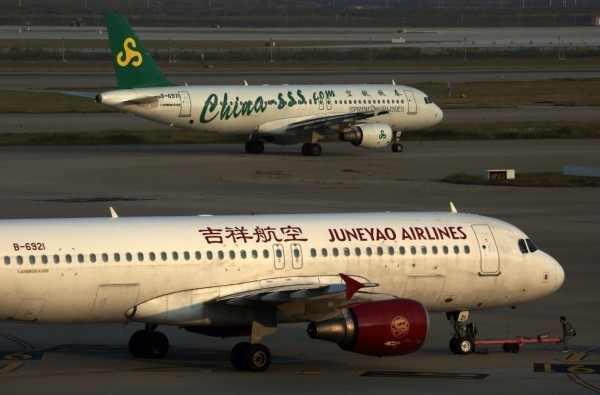 中國吉祥航空沒有得到沖繩那霸機場塔台通知就起飛，差點撞上正要降落的日本海上保安廳的飛機。圖為吉祥航空客機，。（彭博）