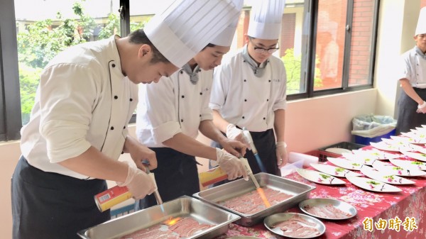 新竹縣私立東泰高中餐飲科學生料理和牛肉，提供大家不同的美食饗宴。（記者黃美珠攝）