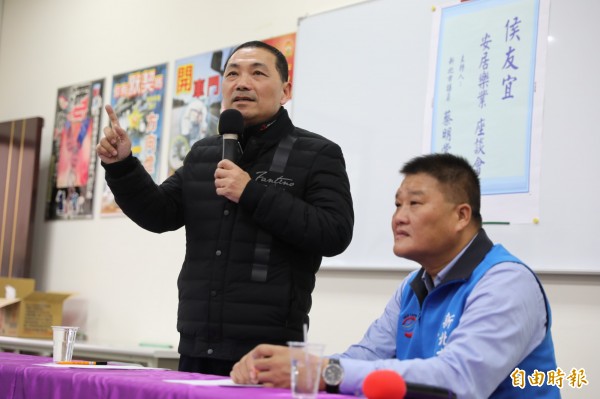 前新北市副市長侯友宜20日下午到新北市議員蔡明堂服務處，右為蔡明堂。（記者陳心瑜攝）