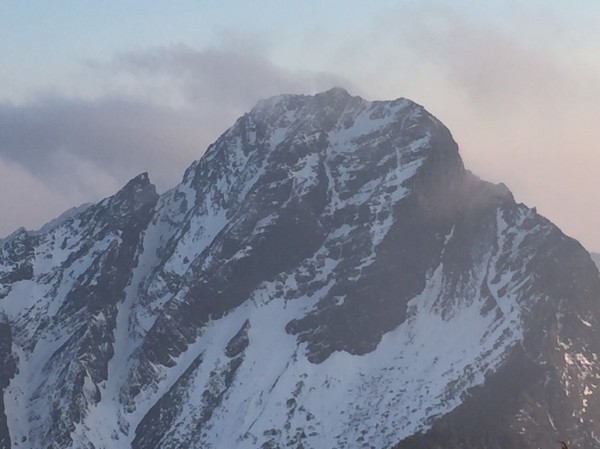 玉山又飄雪，山頂可見皚皚白雪，玉管處加強勸導，沒有雪地裝備不能登頂。（玉管處提供）