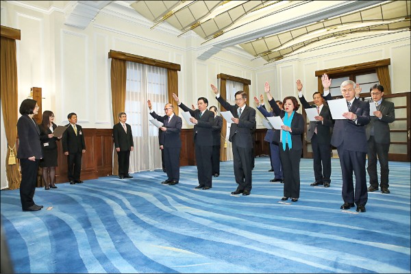 總統蔡英文日前進行國安高層人事改組，新任國安會秘書長李大維、外交部長吳釗燮、國防部長嚴德發、勞動部長許銘春、央行總裁楊金龍、陸委會主委陳明通、退輔會主委邱國正等人昨在總統府完成宣誓，也啟動新的國安布局。（圖：中央社，文：記者蘇永耀）