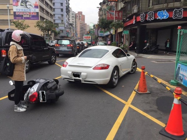 1名女機車騎士本月15日上午8點48分，行經新北市板橋區重慶路278巷口，撞上1輛保時捷Cayman S。（圖擷取自爆料公社）