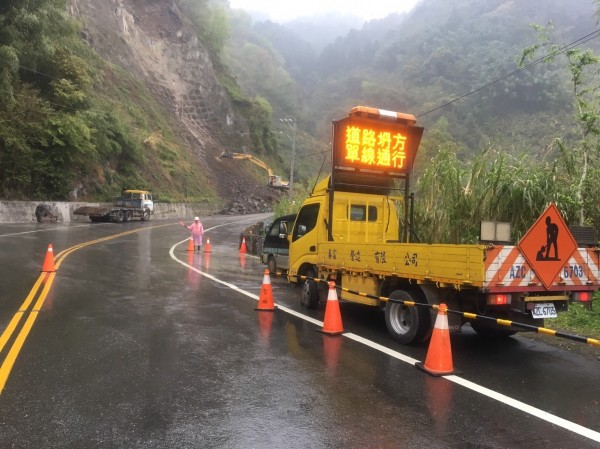 阿里山公路42.6公里處一輛休旅車突然翻覆，車內5人受困救出後有4人受傷。圖為阿里山公路今早的坍方情形。（阿里山工務段提供）