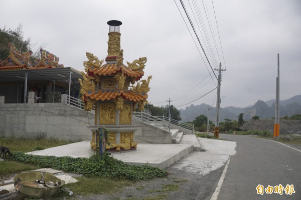 違法佔用國有地廟宇傳背後有民代撐腰，讓道路拓寬工程避開。（記者黃佳琳攝）