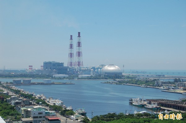 高雄茄萣興達漁港近海碼頭位移、老化，獲前瞻計畫3億元經費改建。（記者蘇福男攝）