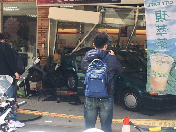 一輛轎車倒車不慎衝入便利商店，造成3傷，離奇車禍吸引民眾圍觀。（圖擷自爆料公社）