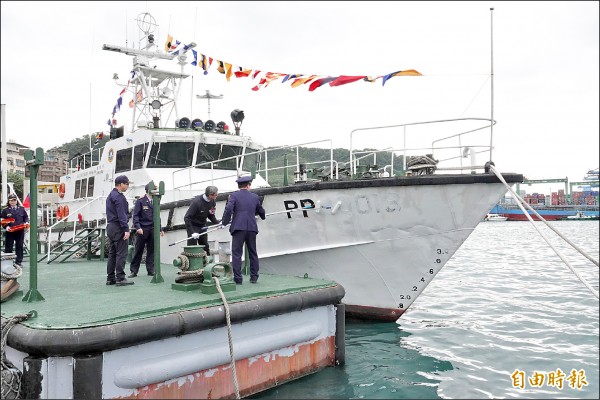 海洋巡防總局昨為百噸級巡防艇PP-10018舉行除役典禮，除了卸下全艦艦飾，還以白色油漆塗銷艇身上舷號，未來將會公開拍賣。（記者吳昇儒攝）