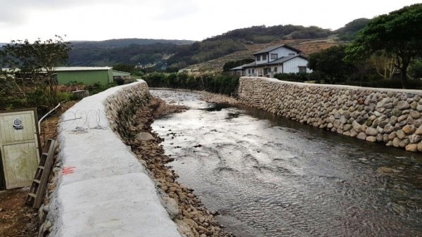 護岸復建工程中，石門區老梅溪護岸全數以河道堆積塊石施作，讓工程兼顧安全與生態。（新北市政府水利局提供）