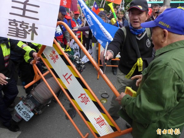 群眾拿改道牌砸機車。（記者王冠仁攝）