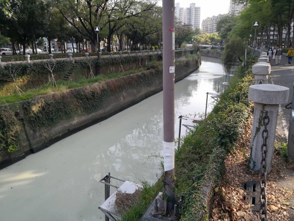 高雄愛河被民眾發現呈現乳白的牛奶色，高雄市環保局22日澄清並非污染事件，是因水中過多硫酸根離子與鈣離子，在高氣溫環境下產生硫酸鈣膠體，並因光線散色產生乳光效應，導致河水呈現乳白色。（高雄市環保局提供）