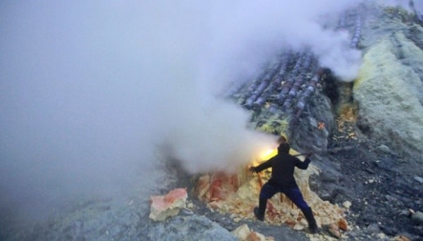 印尼爪哇島東部的伊真火山昨天突然大量噴發有毒氣體，30人因而送醫，逾百名村民遭當局撤離家園。（美聯社）