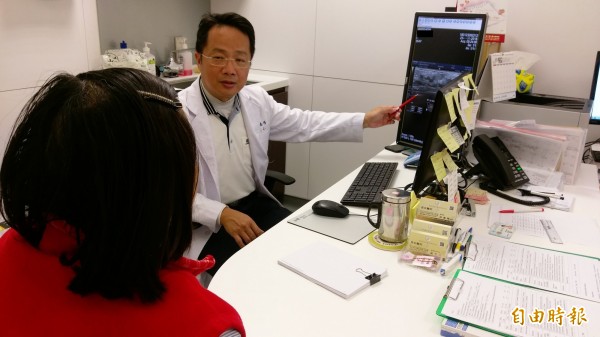 長安醫院副院長吳嘉隆（右）建議游女士（左）採「雙標靶加化療」治療，讓症狀改善。（記者蘇金鳳攝）